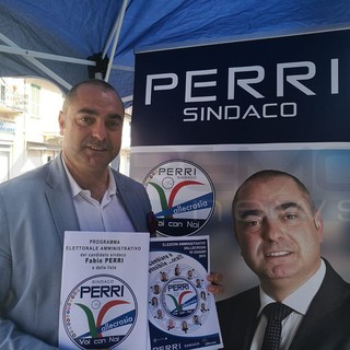 Vallecrosia: Fabio Perri in piazza per presentare il programma elettorale "13 punti di forza fra cui sicurezza e decoro pubblico ” (Video)