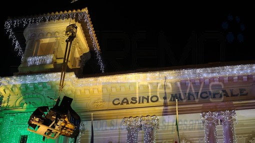 Sanremo: il pianista volante Paolo Zanella incanta con la sua musica a 15 metri d'altezza