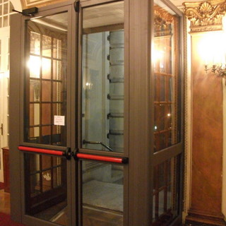 Sanremo: critiche per le nuove porte anti panico all'ingresso del Comune e dell'aula consigliare Sanremo: critiche per le nuove porte anti panico all'ingresso del Comune e dell'aula consigliare