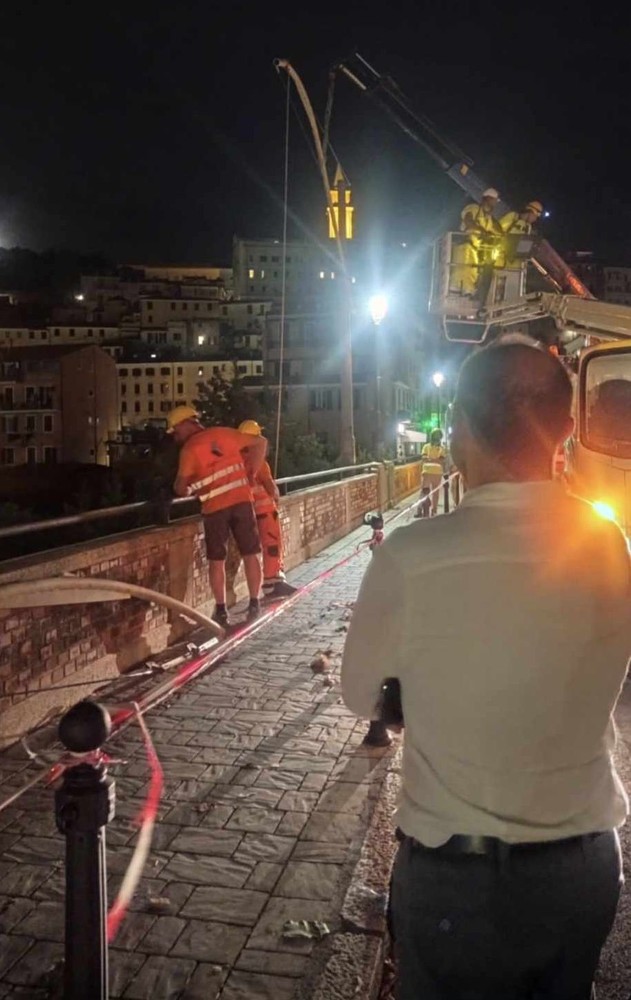 Ventimiglia, causano danni sul ponte Doria: rimossi i pali del filobus (Foto)