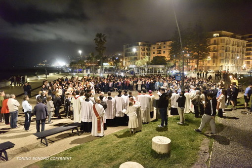 Sanremo: Veglia di Pentecoste con il Vescovo ieri sera a Pian di Nave, le foto di Tonino Bonomo Sanremo: Veglia di Pentecoste con il Vescovo ieri sera a Pian di Nave, le foto di Tonino Bonomo