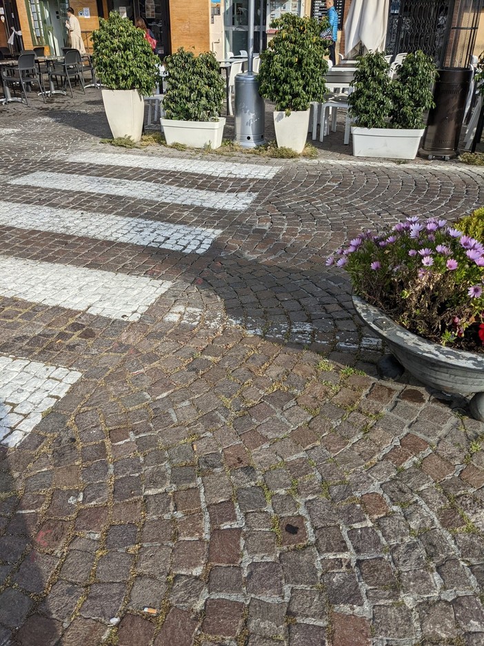 Sanremo, "passaggio pedonale di piazza Colombo termina contro alcune fioriere": la segnalazione