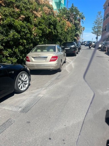 Bordighera: parcheggio selvaggio a Sant'Ampelio, un lettore auspica un pronto intervento