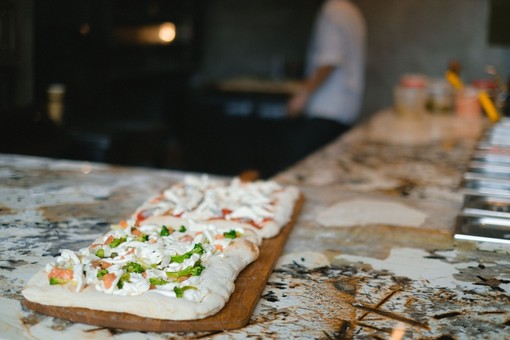 Pinsa romana: tutto quello che c'è da sapere su questo trend gastronomico Pinsa romana: tutto quello che c'è da sapere su questo trend gastronomico