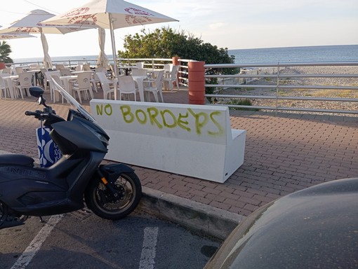 Ventimiglia, ignoti scrivono "No borders": vandalizzata panchina sul lungomare Ventimiglia, ignoti scrivono "No borders": vandalizzata panchina sul lungomare