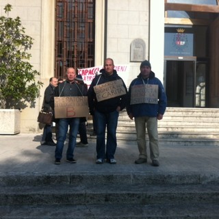 Imperia: prosegue la protesta dei lavoratori Ottagono davanti al Comune, situazione sempre complessa