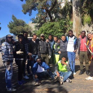 Ventimiglia: cittadini, migranti e membri dell'amministrazione all'opera per pulire l'area nei pressi del forte dell'Annunziata