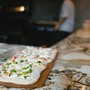 Pinsa romana: tutto quello che c'è da sapere su questo trend gastronomico