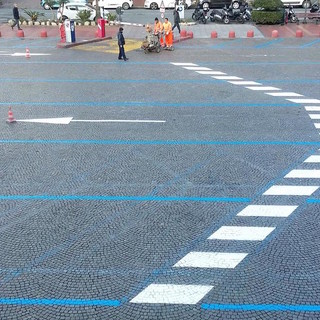 Ventimiglia: nuove segnaletiche orizzontali in piazza della Libertà Ventimiglia: nuove segnaletiche orizzontali in piazza della Libertà