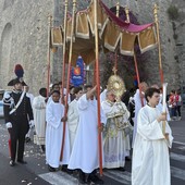 Ventimiglia, santa messa e processione: la comunità celebra il Corpus Domini (Foto e video) Ventimiglia, santa messa e processione: la comunità celebra il Corpus Domini (Foto e video)