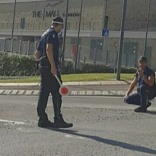 Sanremo: "grandinata" di ghiaia in Valle Armea all'altezza del The Mall. Interpellata Amaie Energia per pulire la strada