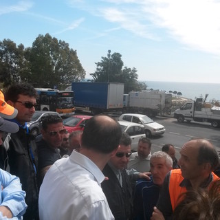 Imperia: non arrivano gli stipendi dei lavoratori Tradeco. Organizzata una manifestazione domani mattina davanti al Comune Imperia: non arrivano gli stipendi dei lavoratori Tradeco. Organizzata una manifestazione domani mattina davanti al Comune
