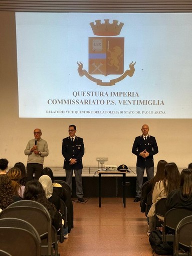 Ventimiglia, la Polizia di Stato incontra gli studenti del Liceo Aprosio: focus su bullismo, droghe e rischi online