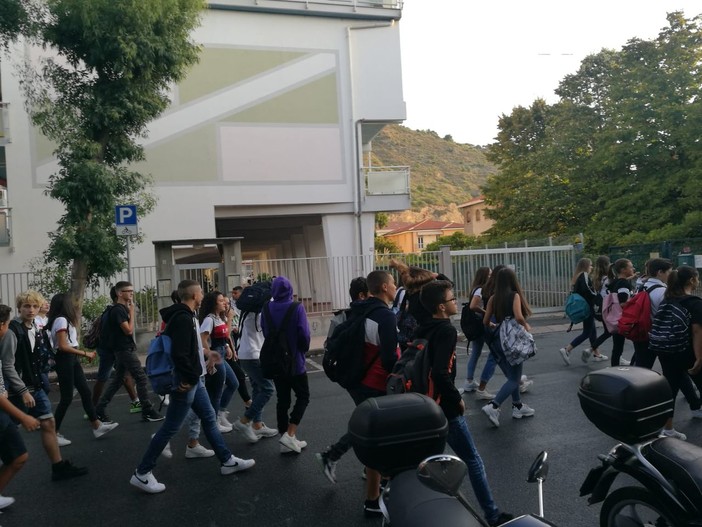 A distanza ma presenti: il Liceo Aprosio di Ventimiglia si rivolge alle famiglie di alunni e alunne di terza media A distanza ma presenti: il Liceo Aprosio di Ventimiglia si rivolge alle famiglie di alunni e alunne di terza media