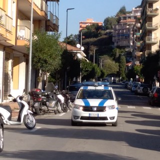 Vallecrosia: agenti della municipale soccorrono una donna ma questa li colpisce con violenza ed aizza contro di loro il cane