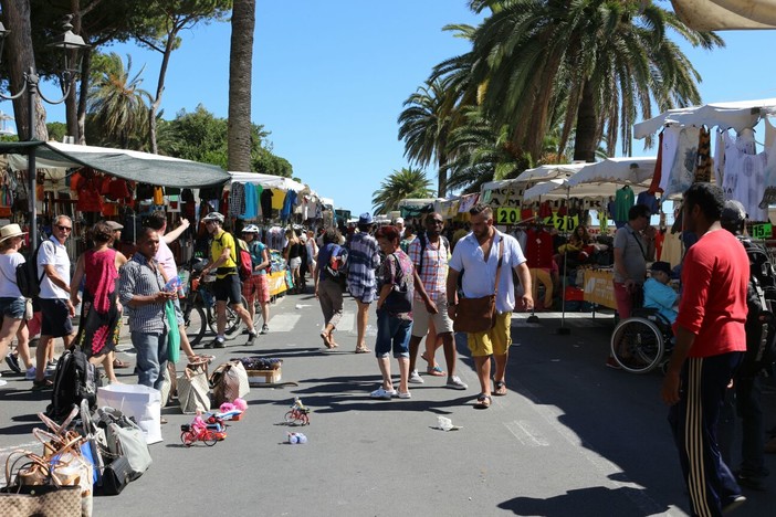 Ventimiglia: atmosfera irreale tra i banchi del mercato settimanale, confermato appuntamento straordinario per domenica