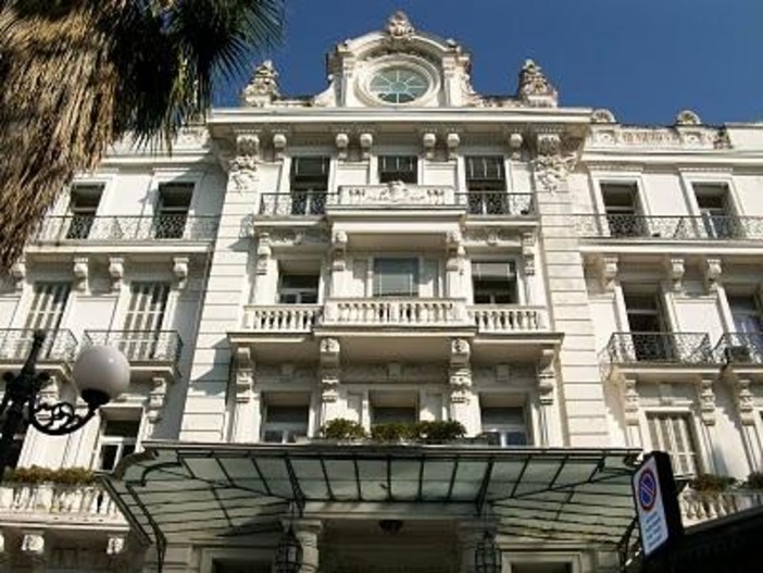 Sanremo: operai scoperti a prendere il sole e a guardare la tv, scoppia il caso a Palazzo Bellevue