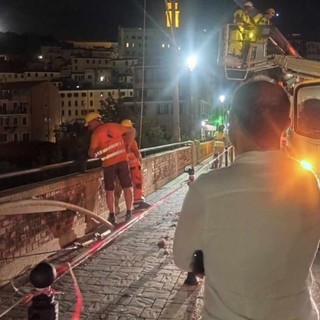 Ventimiglia, causano danni sul ponte Doria: rimossi i pali del filobus (Foto) Ventimiglia, causano danni sul ponte Doria: rimossi i pali del filobus (Foto)