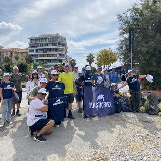 Ventimiglia: questa mattina alla foce del Roya raccolti circa 100 kg di plastica Ventimiglia: questa mattina alla foce del Roya raccolti circa 100 kg di plastica