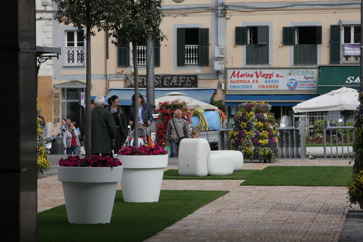 Sanremo: aperto il prato sintetico in piazza Colombo. Nessuna cerimonia d'inaugurazione Sanremo: aperto il prato sintetico in piazza Colombo. Nessuna cerimonia d'inaugurazione