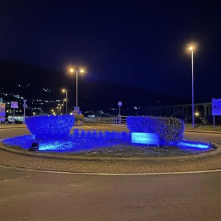 Giornata mondiale della consapevolezza sull'autismo, la rotonda del ponte dell’Amicizia a Camporosso si illumina di blu (Foto) Giornata mondiale della consapevolezza sull'autismo, la rotonda del ponte dell’Amicizia a Camporosso si illumina di blu (Foto)