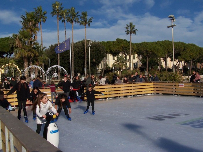 A Diano Marina vigilia di Natale su due e quattro ruote, inaugurata la pista di pattinaggio in riva al mare A Diano Marina vigilia di Natale su due e quattro ruote, inaugurata la pista di pattinaggio in riva al mare