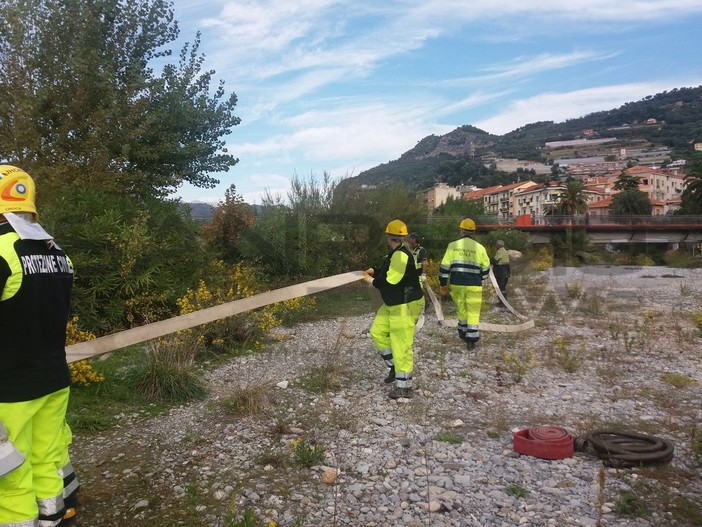 Ventimiglia: uso delle pompe idrovore nella simulazione di intervento della protezione civile questa mattina alla foce del Roia Ventimiglia: uso delle pompe idrovore nella simulazione di intervento della protezione civile questa mattina alla foce del Roia
