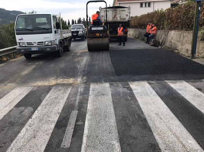 Camporosso: iniziata la realizzazione dei passaggi pedonali rialzati, Gibelli “Lunedì prossimo verrà disegnata la segnaletica orizzontale, fate attenzione!”