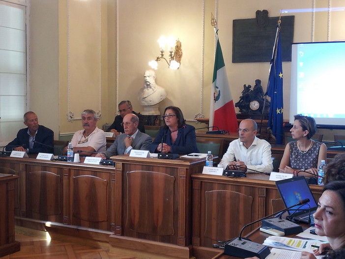 Imperia: firmato in Prefettura il protocollo per la responsabilità sociale contro l'abuso di alcolici Imperia: firmato in Prefettura il protocollo per la responsabilità sociale contro l'abuso di alcolici