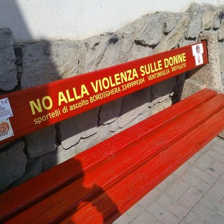 Vallecrosia: inaugurate due panchine rosse contro la violenza sulle donne (Foto)