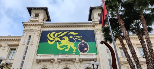 Il principe cerca figlio a Sanremo: la bandiera di Zamunda cala sulla facciata del Casinò