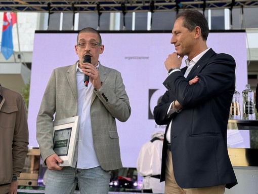 Diano Marina: grande commozione per consegna Premio Aromatica 2024 a Paolo Pellegrino (foto) Diano Marina: grande commozione per consegna Premio Aromatica 2024 a Paolo Pellegrino (foto)