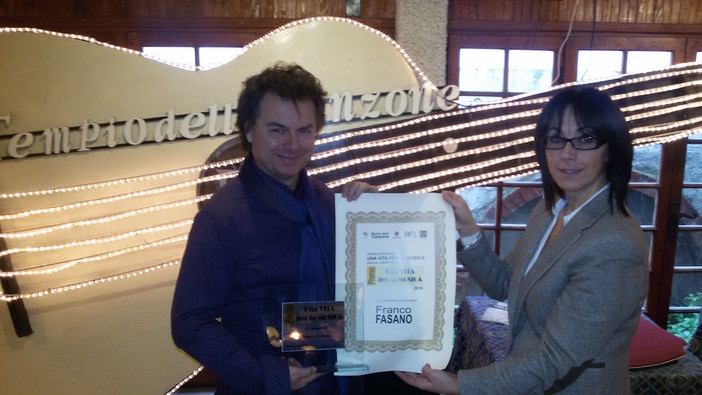 Festival di Sanremo: Anna Tripodi consegna il premio "Una Vita per la Musica 2016" al cantautore Franco Fasano