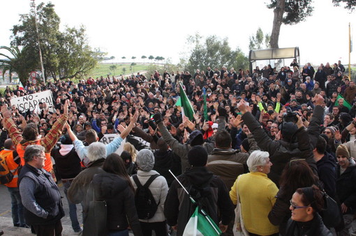 Imperia ha assaggiato la rivoluzione in un giorno, i manifestanti ridanno la libertà alla città dopo 9 ore di protesta Imperia ha assaggiato la rivoluzione in un giorno, i manifestanti ridanno la libertà alla città dopo 9 ore di protesta
