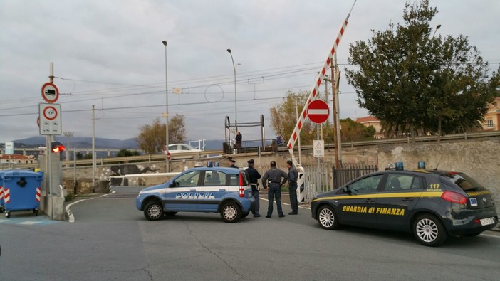 Imperia: si rompe la sbarra del passaggio a livello a Borgo Prino prima del passaggio di un treno. Intervengono Polizia e Guardia di Finanza