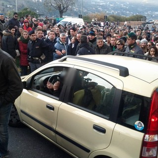 Ventimiglia: donna tenta di forza posto di blocco dei manifestanti ma viene multata perchè senza assicurazione Ventimiglia: donna tenta di forza posto di blocco dei manifestanti ma viene multata perchè senza assicurazione