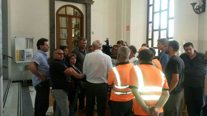 Imperia: mancato pagamento della quattordicesima. Domani presidio dei lavoratori Teknoservice in Comune