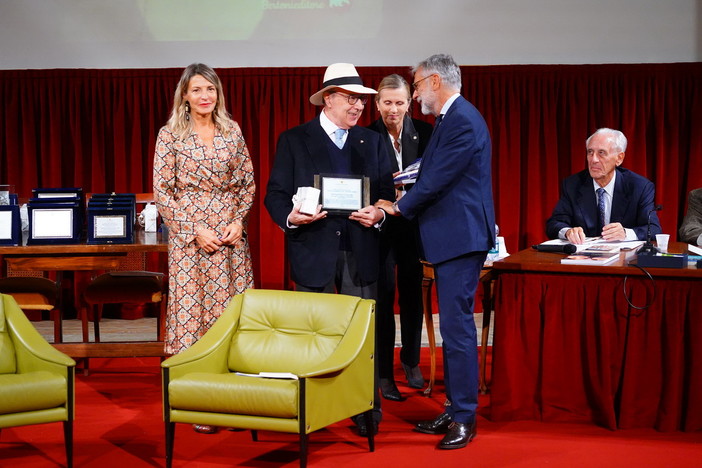 Pingitore premiato da Barbara Biale e dal prefetto Armando Nanei Pingitore premiato da Barbara Biale e dal prefetto Armando Nanei