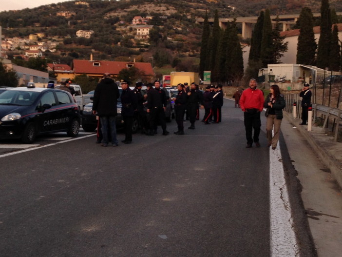 Riaperto il casello autostradale di Imperia Est, forze dell'ordine levano il casco tra gli applausi dei manifestanti