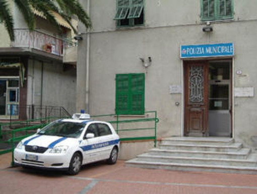 Ventimiglia: senza patente ruba ciclomotore, fermato dalla polizia locale si da alla fuga ma viene riacciuffato