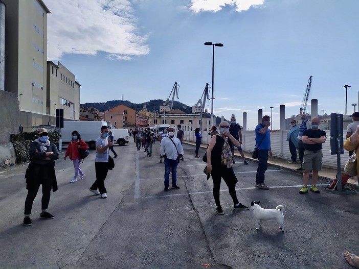 Imperia, mercato: sciopero "bianco" degli ambulanti. "Questo spostamento ci danneggia, vogliamo un confronto con il Comune" (foto e video) Imperia, mercato: sciopero "bianco" degli ambulanti. "Questo spostamento ci danneggia, vogliamo un confronto con il Comune" (foto e video)