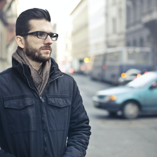 Guida per gli uomini: come applicare correttamente il profumo