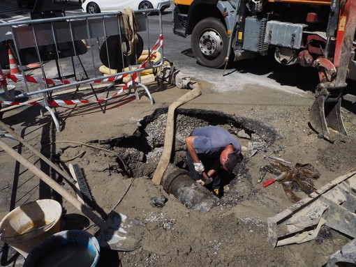 Sanremo: cedono le saldature di una tubatura idrica, acqua invade corso Mombello