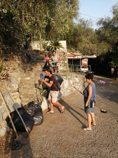 Ventimiglia: ripulito il rione Baussi da un gruppo di ‘Volontari individuali’ (foto)