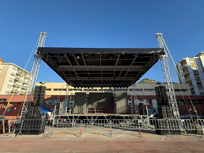 Ventimiglia, tutto pronto per il Capodanno in piazza: spunta il palco nel parcheggio dell'ex Gil (Foto) Ventimiglia, tutto pronto per il Capodanno in piazza: spunta il palco nel parcheggio dell'ex Gil (Foto)