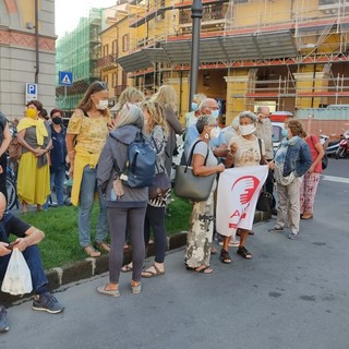 Imperia, "Lo Stato assolve la mafia e condanna Mimmo Lucano": manifestazione di protesta in piazza Dante in sostegno dell'ex sindaco di Riace (foto e video)