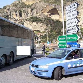 Ventimiglia: 10 clandestini in una Audi A4, arrestato 'passeur' dalla Polizia di Frontiera Ventimiglia: 10 clandestini in una Audi A4, arrestato 'passeur' dalla Polizia di Frontiera