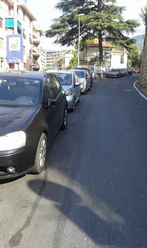 Sanremo: auto parcheggiate in divieto di sosta in via Borgo Tinasso, la protesta di un residente