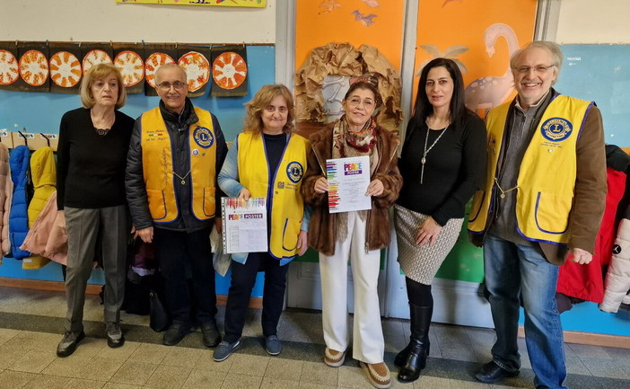 Sanremo, gli studenti della scuola secondaria della Italo Calvino premiati dal Lions Club per 'Un poster per la pace'