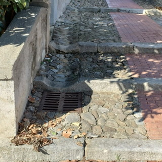 Sanremo, acqua potabile da mesi in strada mulattiera San Romolo: la segnalazione con video di un residente